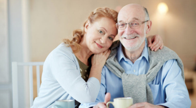 Prévoyance et protection du conjoint : portrait d'un couple souriant