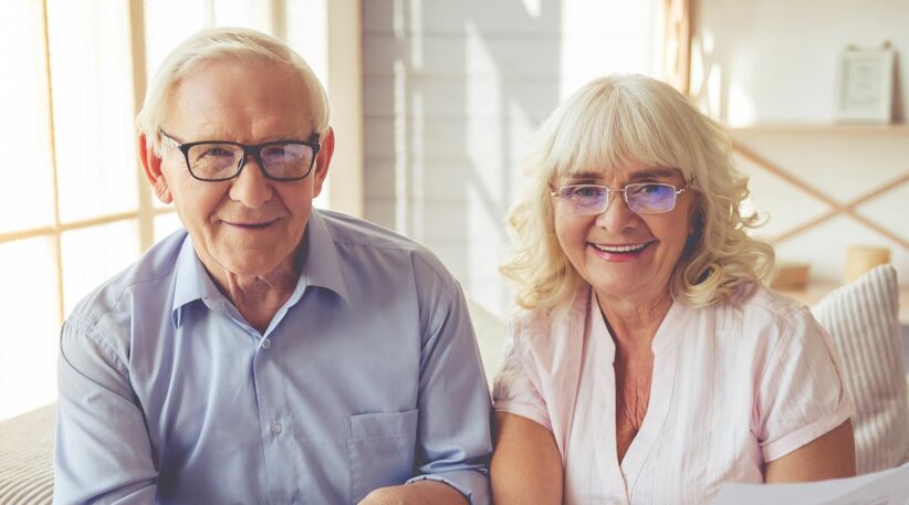 Diversifier mes revenus à la retraite : portrait d'un couple de personnes âgées souriantes