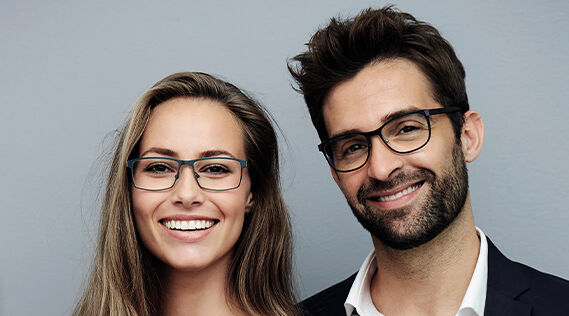 La solution Préfon-Retraite : un homme et une femme souriants avec leurs lunettes