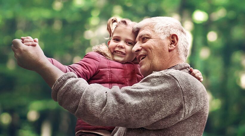 Préfon-Vie Responsable tient ses promesses : un grand père avec sa petite fille souriante dans les bras 