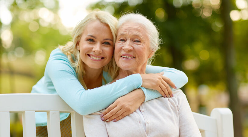 Choisir une maison de retraite : grand mère enlassée par sa petite fiille et souriantes