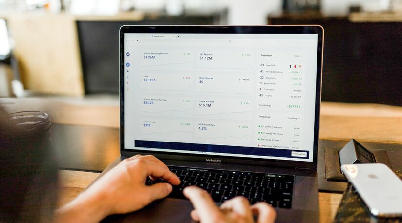 Simuler son épargne assurance-vie : une personne tape sur son clavier