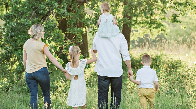 Préfon Dépendance : famille en promenade dans une forêt