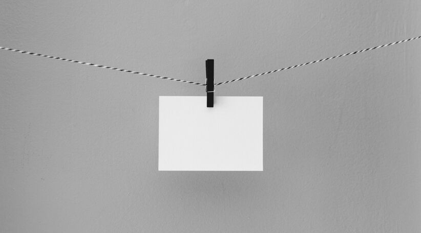 Une enveloppe suspendue sur une corde à linge