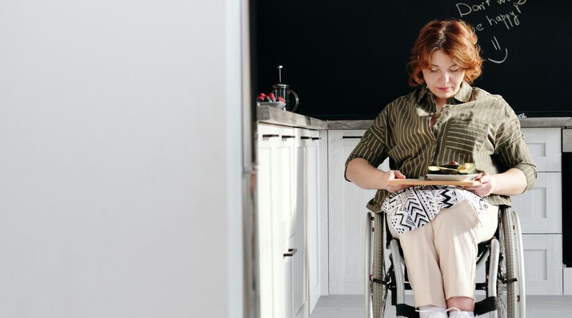 Prévoyance : personne âgée dans un fauteuil roulant regardant un plat d'aubergines