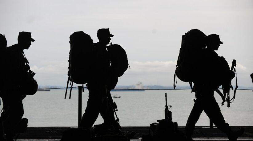 Retraite des militaires : trois militaires en marche devant la mer